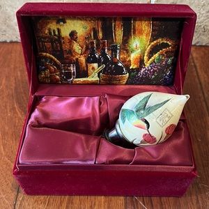Ne’Qua Art floral hummingbird wine stopper